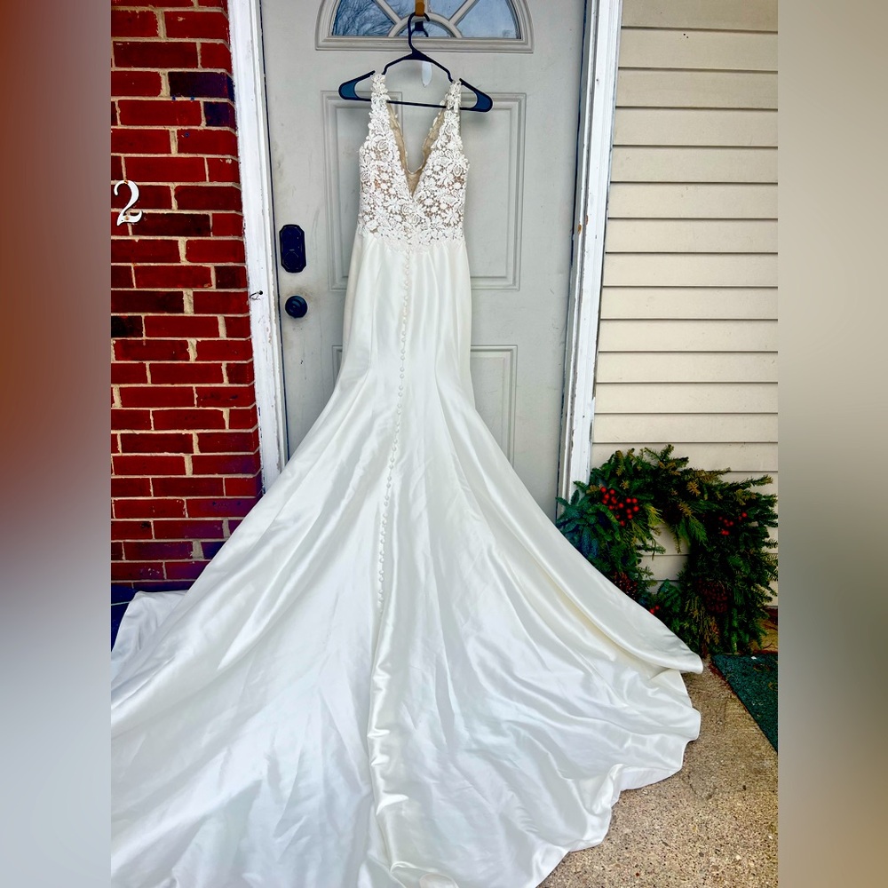Brand new Wendy’s Bridal gown
